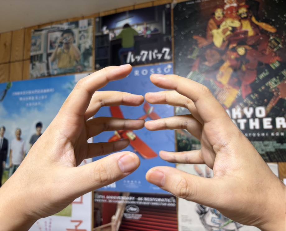 我想到社會身的意象,指尖碰指尖無法相容
